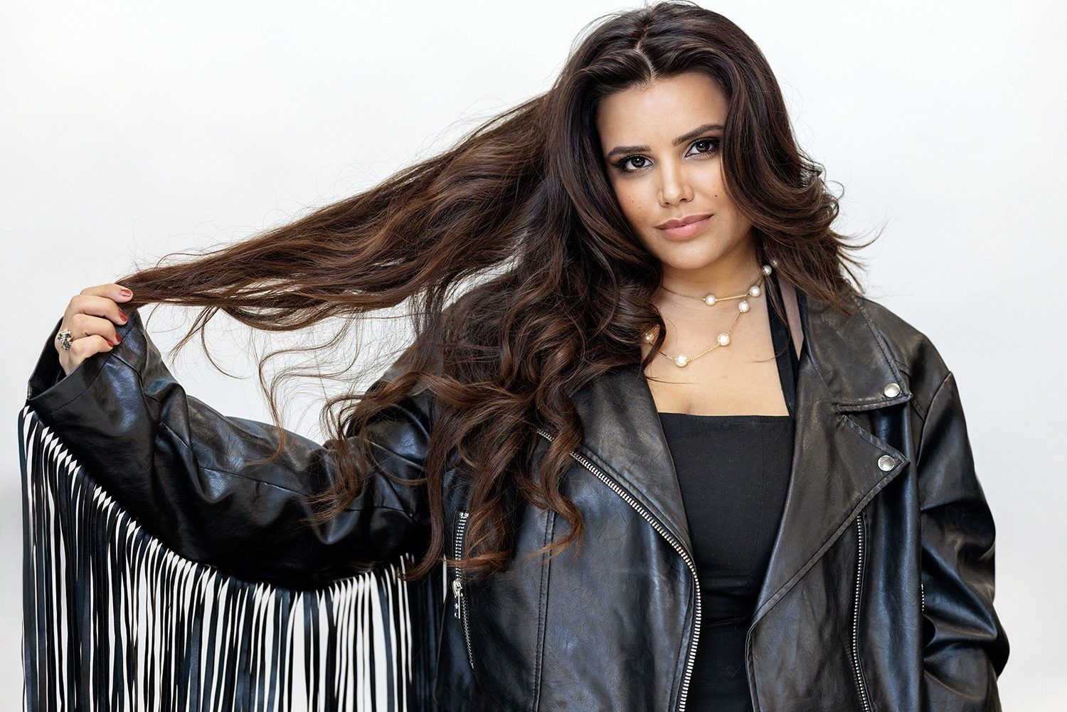Dianette holding her hair